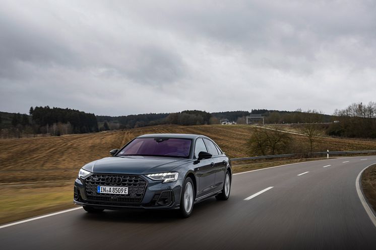 Audi A8 TFSI e (Plasmablå)