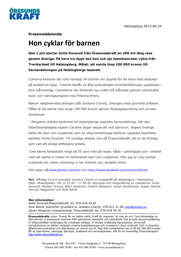 Hon cyklar för barnen