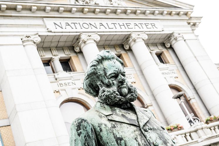 Ibsen-statuen foran Nationaltheatret