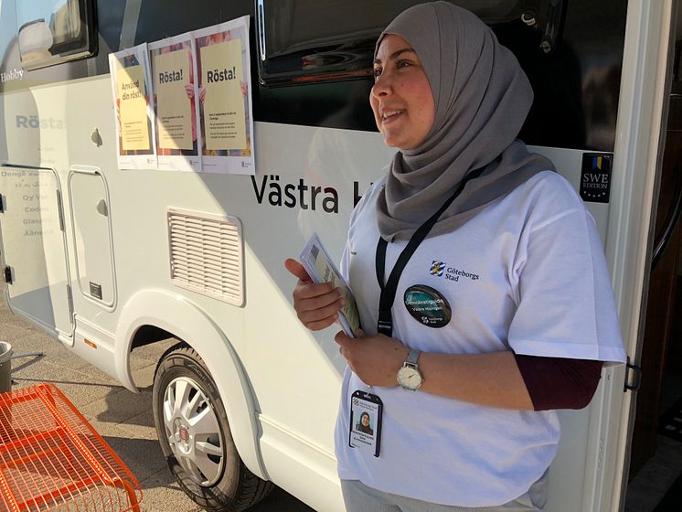 Västra Hisingens demokratiguider arbetar för att öka valdeltagandet i Biskopsgården. Foto: Agneta Attar