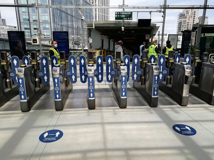 Social distancing measures, East Croydon gateline