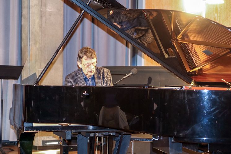 „Ende gut – Anfang gut“ | Studierende und Lehrende der Uni Vechta verabschieden Prof. Theo Hartogh mit einem leidenschaftlichen Konzert
