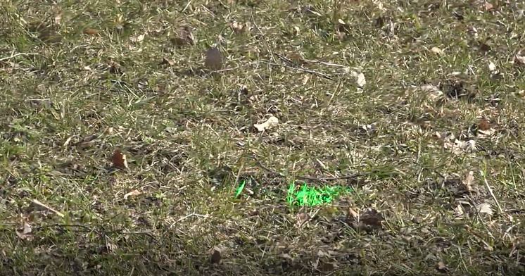 Grön laser prick på marken