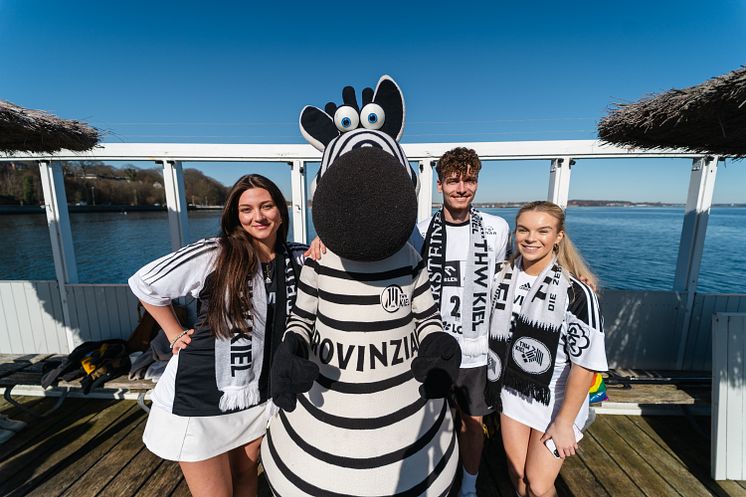 THW Maskottchen Hein Daddel beim Anbaden mit Fans