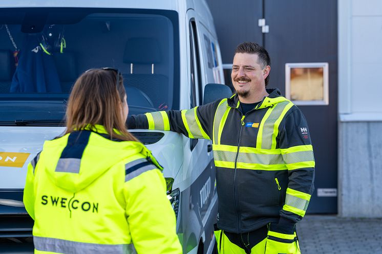 Kim Gjerdingen vid sin servicebil