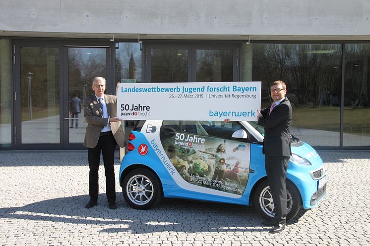 Foto: Uni-Präsident Prof. Dr. Udo Hebel und Reimund Gotzel, Vorstandsvorsitzender der Bayernwerk AG geben den Startschuss zum anstehenden Landeswettbewerb in Regensburg