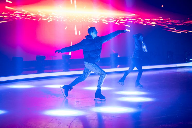 Proben-Countdown für ein spektakuläres TV-Show-Opening: 10 Prominente, 10 Profi-Trainer und 14 internationale Showskater von HOLIDAY ON ICE zelebrieren Eröffnungs-Performance