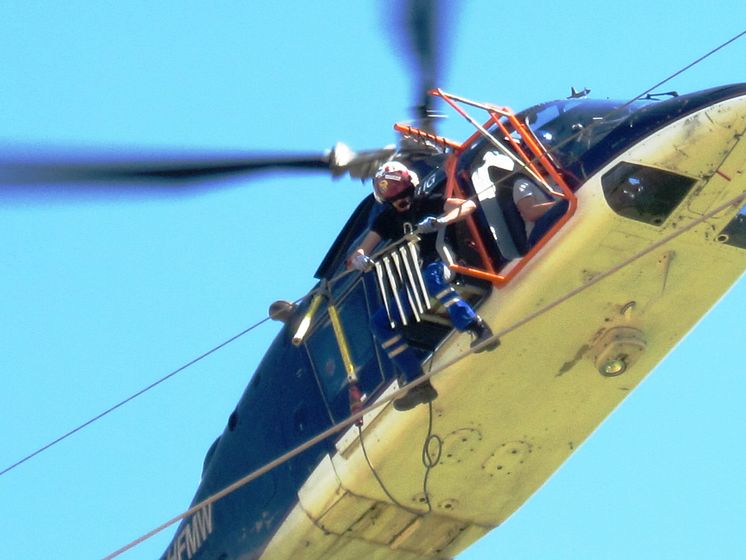 Die sogenannten Vogelschutzfahnen werden unter Einsatz eines Hubschraubers an Freileitungen des Hochspannungsnetzes auch im Landkreis Deggendorf angebracht.