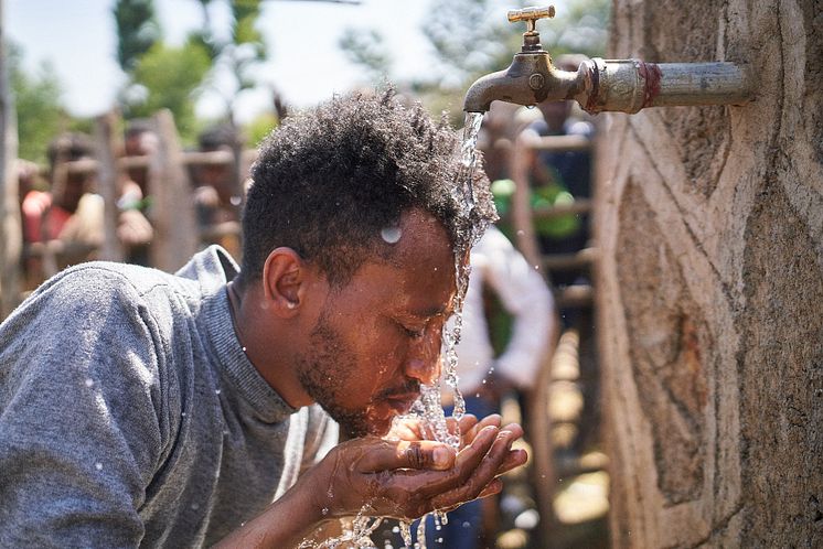 Ashenafi, äthiopischer Künstler, mit Viva con Agua unterwegs