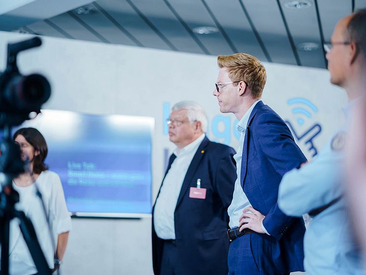 Teilnehmer des Experten-Talks "Smart Home": Christoph Hansen (Vizepräsident ZVEH) und Fabian Müller (Hager)