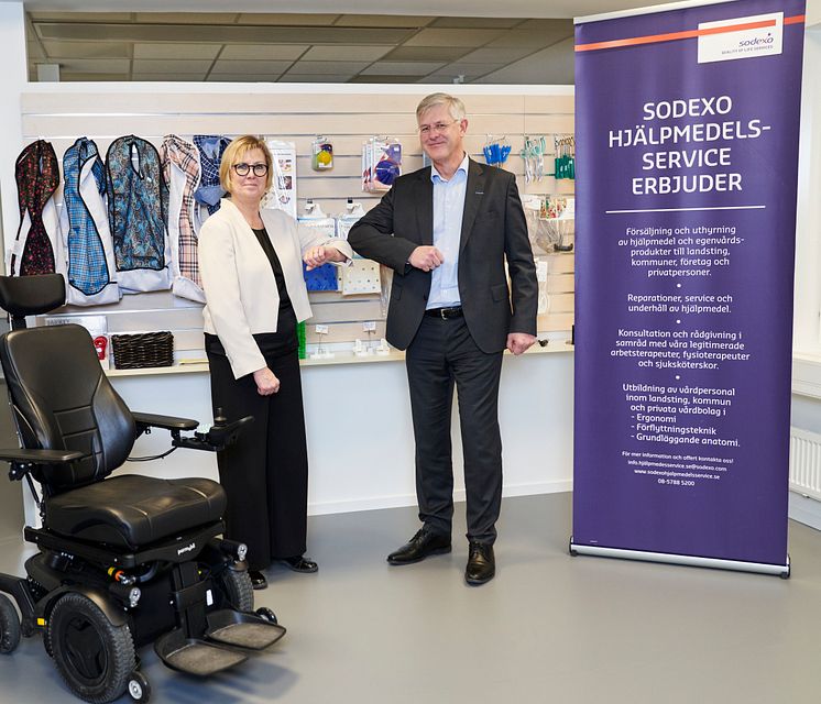 Armbågshälsning Bengt Thorsson, vd Permobil, och Lena Jansson, Distriktschef Sodexo 