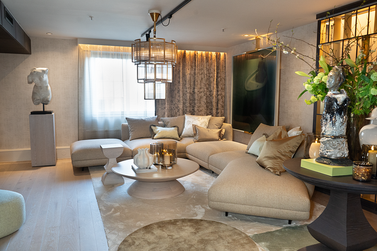 TheRoyalSuite_living room.png