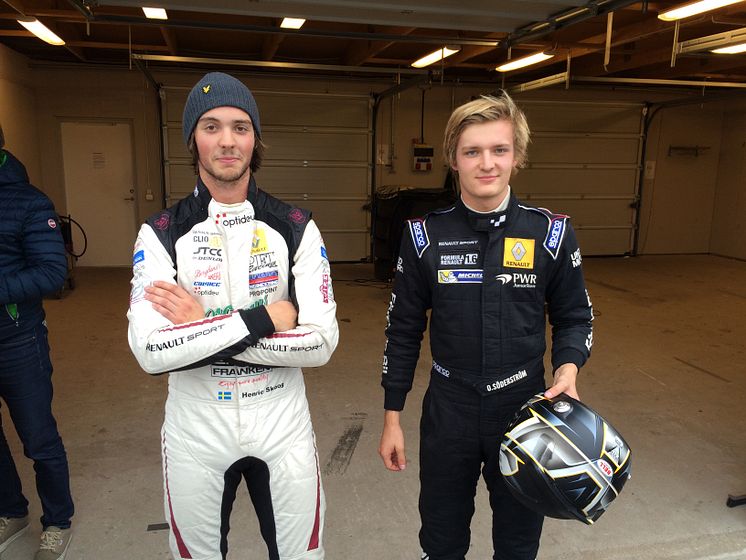 Clio Cup-mästaren Henric Skoog (t.v.) och Oliver Söderström, vinnare av Formel Renault 1,6, fanns båda med under STCC-testen i Karlskoga. Foto: STCC
