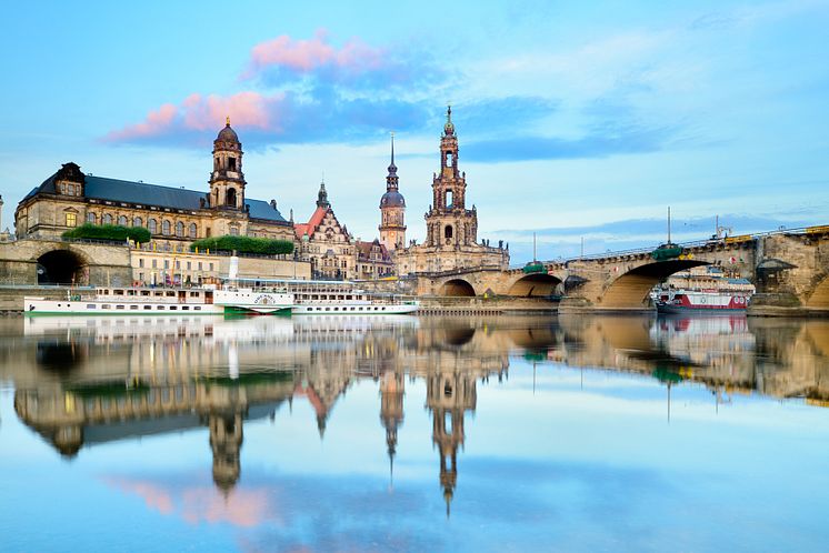 Dresden_Skyline_mit_Augustusbrücke,_Oberlandgericht_und_Hofkirche.jpg