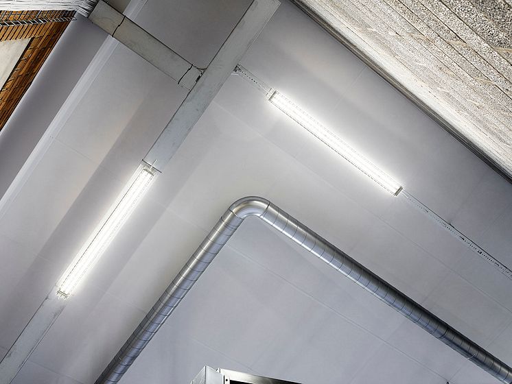 Zenit Galler med ljuskälla LED finns i flera varianter av ljusbild för att passa olika takhöjder.