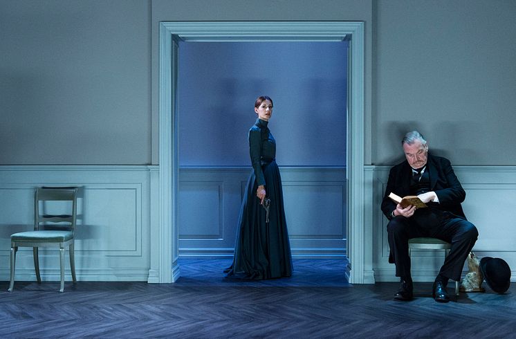 Nina Zanjani som Hedda Gabler (till höger Claes-Göran Lans)