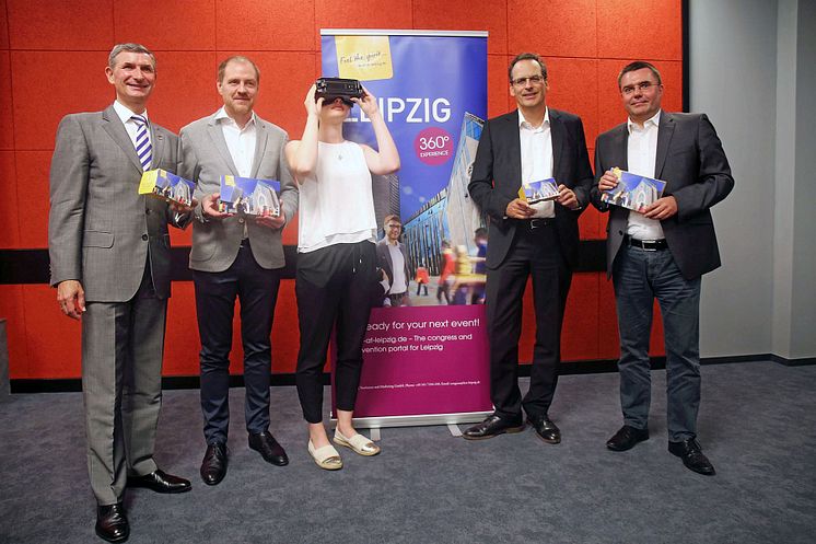 Pressegespräch zur Virtual Reality von li.: Andreas Hachmeister (Leipzig Hotel Alliance), Michael Drotleff (RB Leipzig), Maja Machniek (LTM GmbH), Volker Bremer (LTM GmbH) und André Kaldenhoff (CCL)