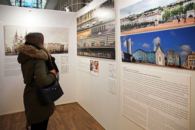 Blick in die Ausstellung "Die Straßen Lyons | Les rues de Leipzig" im Hauptbahnhof