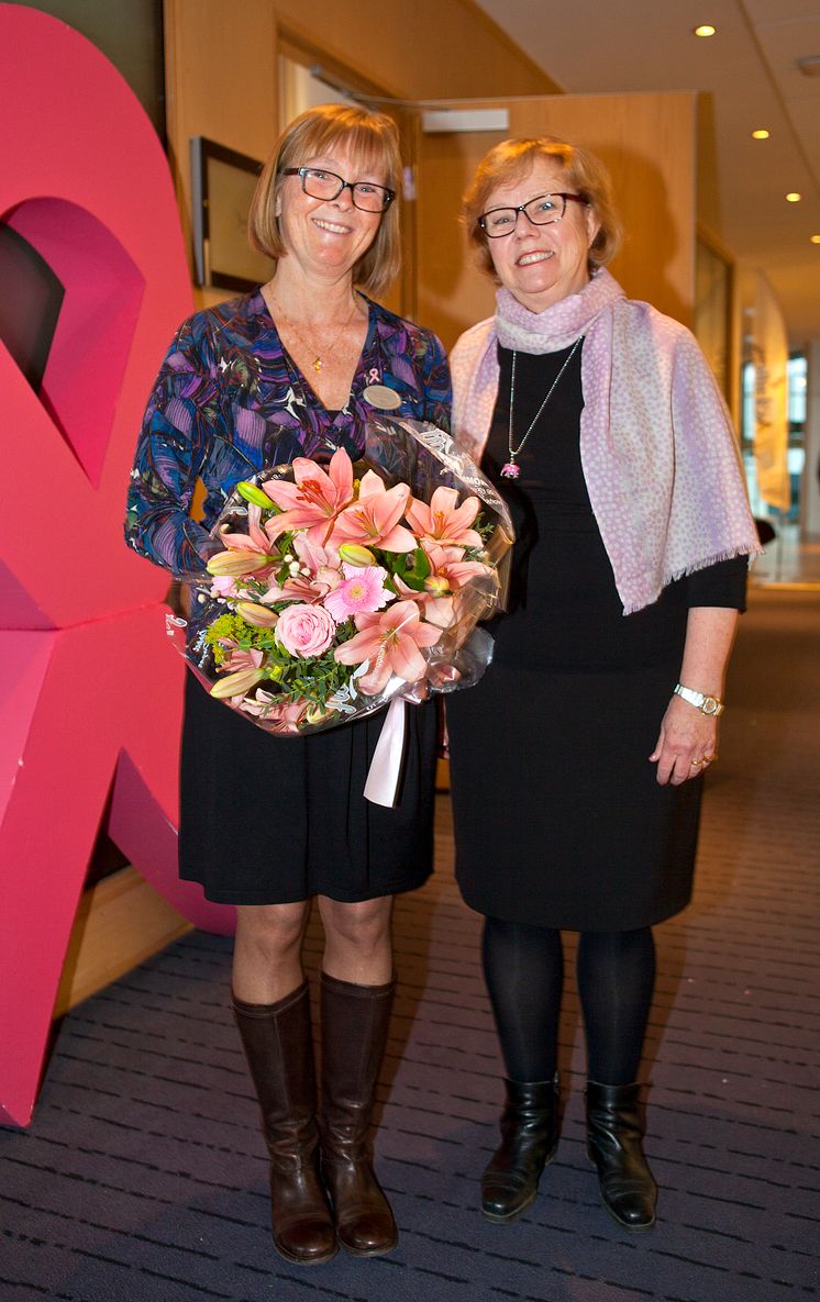 Årets Bröstsjuksköterska Kerstin Ahlberg och BRO's ordförande Elizabeth Bergsten Nordström