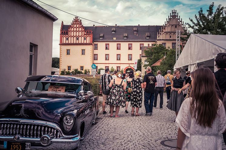 Firebirds Festival - Festivalbesucher vor Schloss Trebsen 