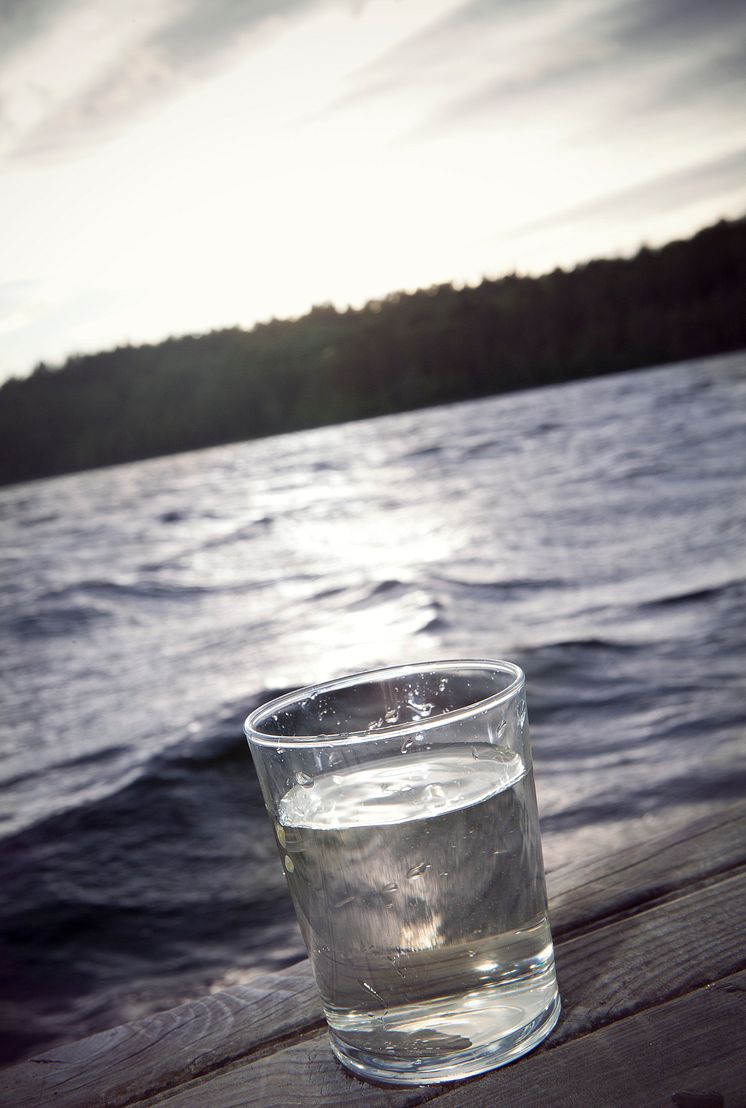 Vattenglas vid vatten