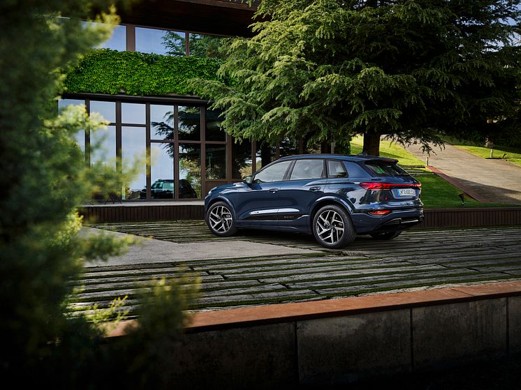 Audi Q6 e-tron (Plasmablå metallak)
