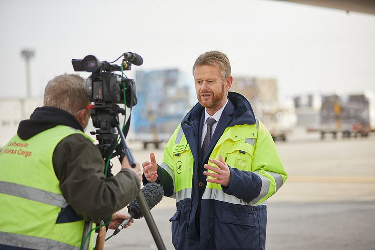 Lufthansa Cargo und DB Schenker starten die ersten CO2-neutralen Frachtflüge