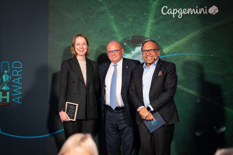 Lisa Ekstrand Vice President and Head of Sustainability, Vestas and Henrik Andersen, CEO, Vestas together with Anil Agarwal, CEO Capgemini Nordics