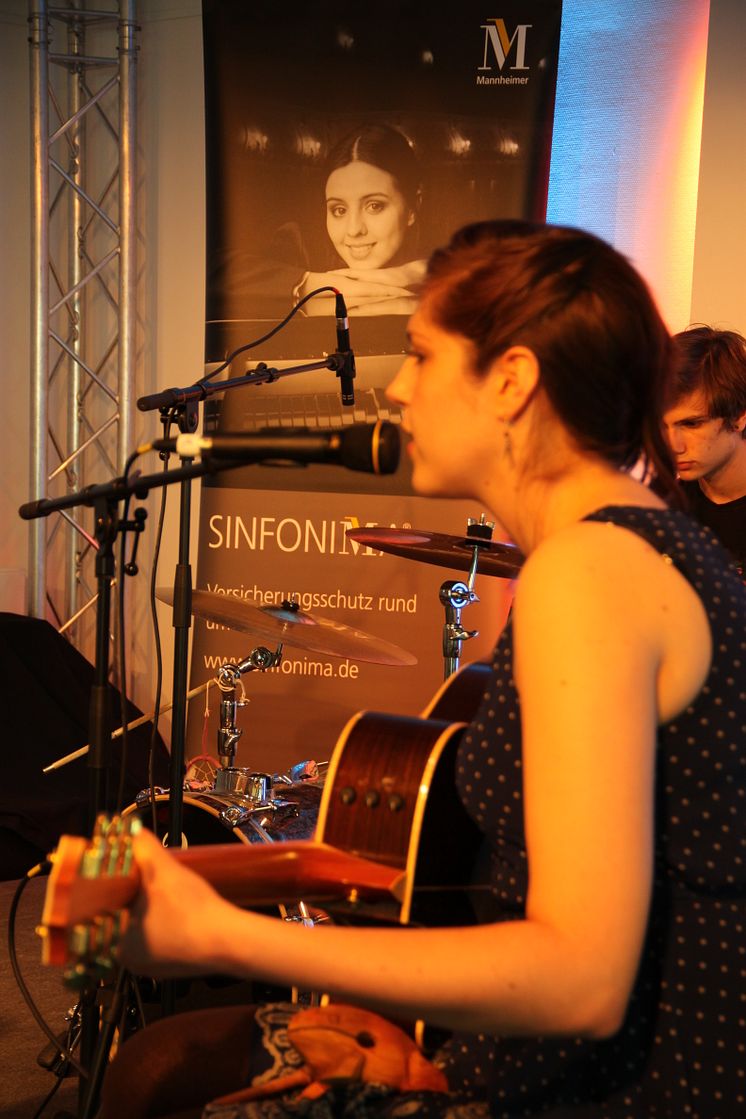 Frontfrau Helena Walther von Cinnamon Silence auf der Acoustic Stage