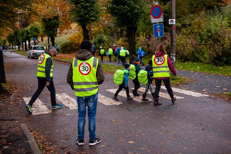 Følgegruppe med refleksvester på vei til Grefsen skole 3