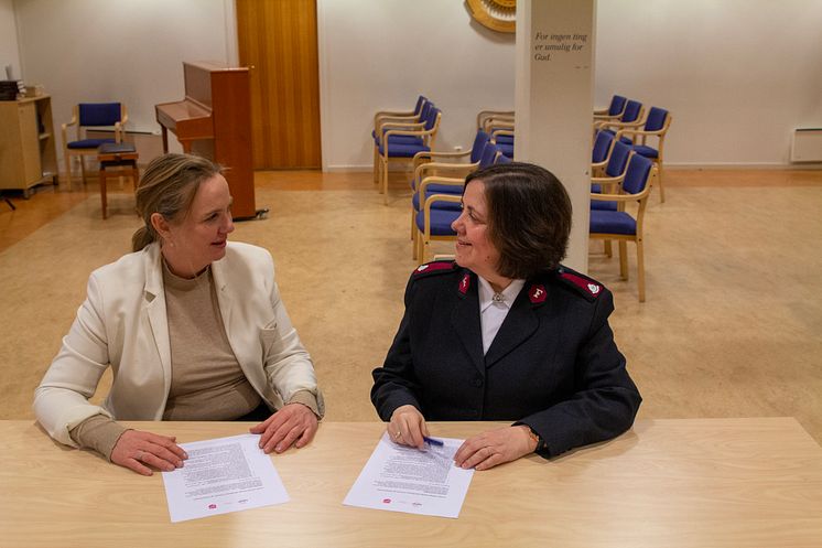 Kontraktsignering (Foto Frelsesarmeen)