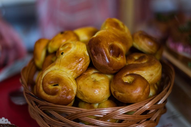 DEST_SWEDEN_CHRISTMAS_MARKET_THEME_FOOD_LUSSEKATTER_SWEDISH_SAFRON_BUNS_GettyImages-858223134_Universal_Within usage period_99938