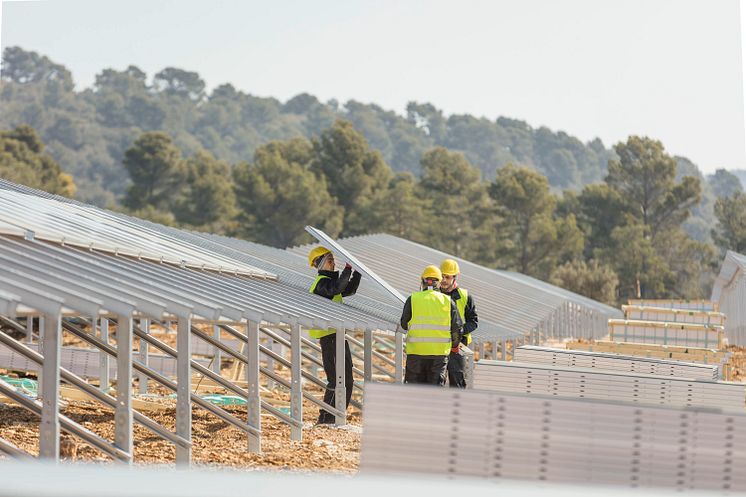 SUNOTEC_press-photo_workers-assemble-solar-module