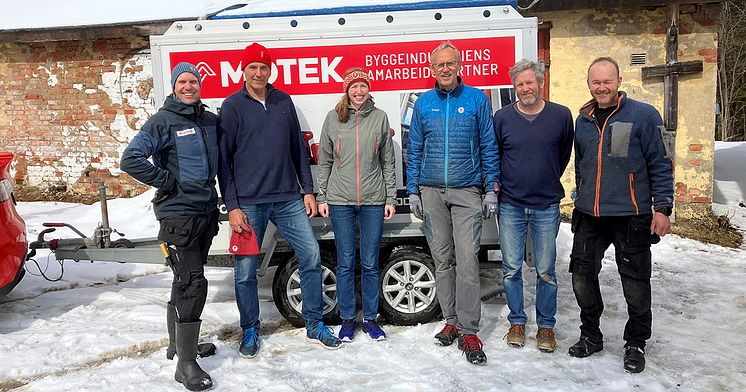 Overlevering av verktøy til DNTs lokallag i Oslo. Fra venstre: Kristian Stoll (DNT), Birger Bech og Ingrid Wiik (Motek), Birger Baisgård (DNT), Sivert Kalvik og Olav Bergland (DNT).