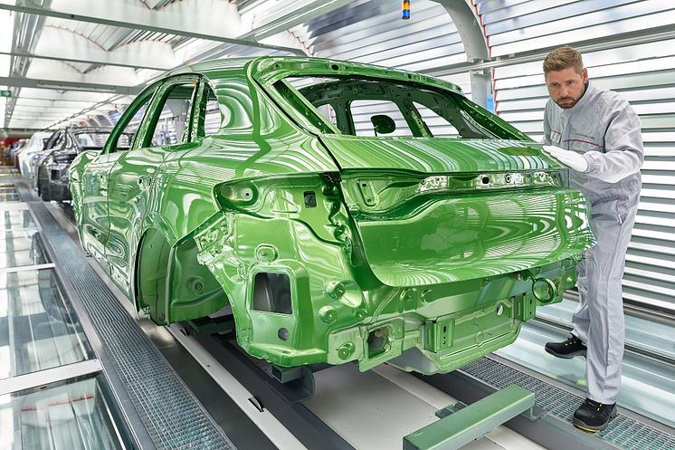 Bright: the new Macan in the light tunnel of the paint shop