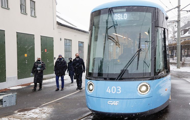 Kronprinsen besøker ansatte i Sporveien, på Holtet trikkebase, og får fremvist en av Oslos nye trikker