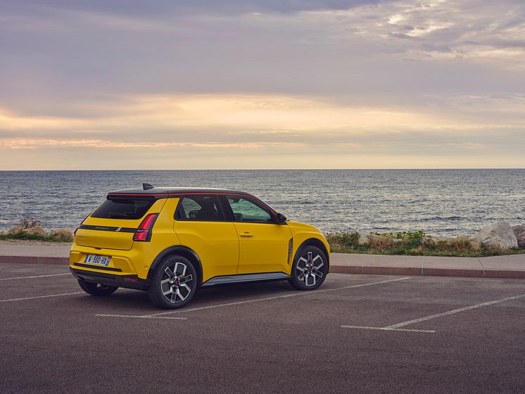 Renault 5 E-Tech electric - iconic cinq version - Pop Yellow!bagfrastille.jpg