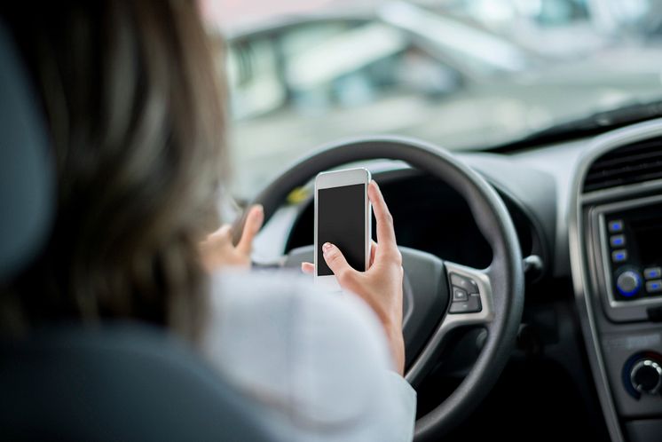 Bilkörning med telefon