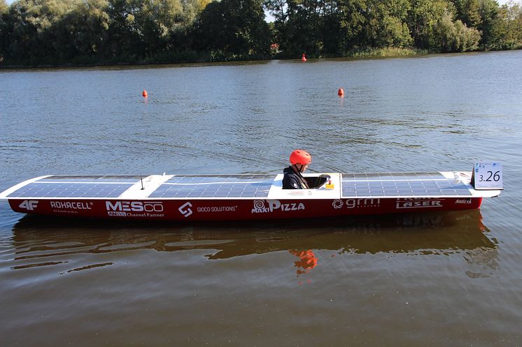 TH Wildau mit Solarboot SUNcaTcHer auf Platz 2 bei der „Haus-Regatta“ auf der Dahme bei Wildau