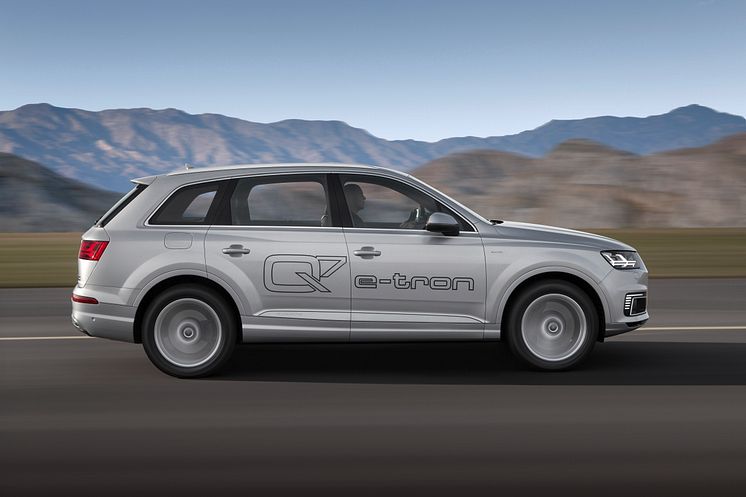 Audi Q7 e-tron 2.0 TFSI quattro (Asian market) right side dynamic