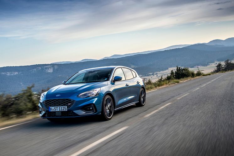 FORD_2019_FOCUS_ST_Performance_Blue_11
