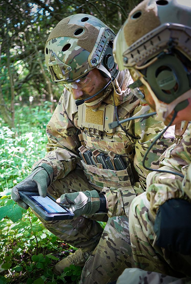 img1173_01_dk_soldiers-with-sitaware-edge-device-in-woods