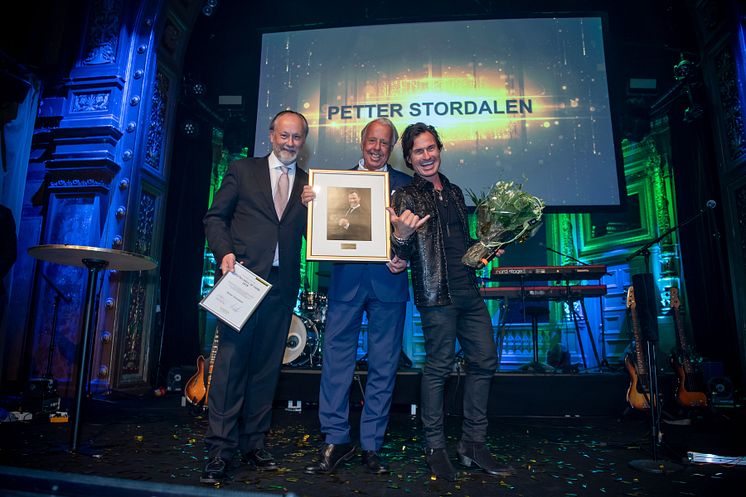 Petter Stordalen under prisutdelningen av Visitas Hall of Fame. På bilden syns även fr v Visitas VD Jonas Siljhammar och Christer Johansson, ordförande i juryn.