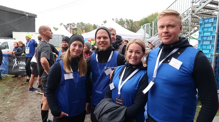 Medarbetare från Vårdcentralen NorraHamn i Luleå stöttar under Lidingöloppet 2018.