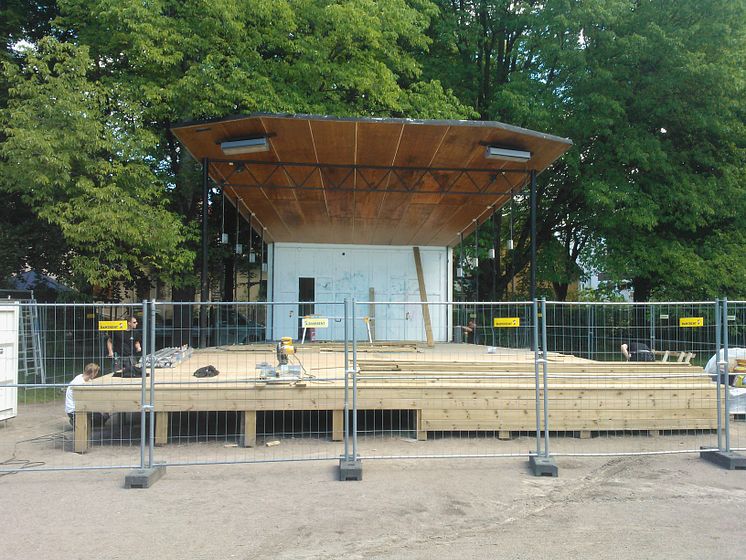Byggnation av scen i Linköping