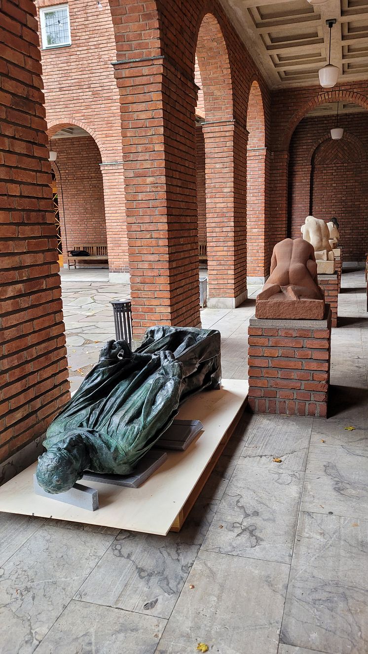 Rodinskulpturen klargjøres for transport tilbake til Solli plass