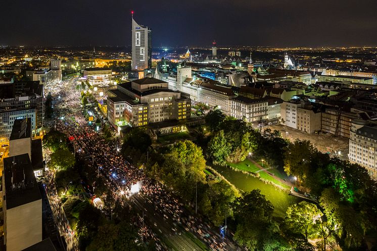 Leipziger_Lichterfest_in_Erinnerung_an_die_friedliche_Revolution_1989.jpg