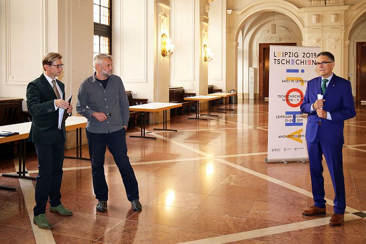 Oliver Zille (r.) begrüßt Dichter Petr Borkovec und Übersetzer Martin Krafl (l.)