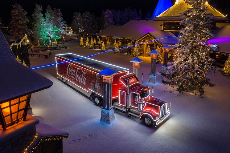 Coca-Cola Joulurekan historiallinen pysähdys napapiirillä, kun Joulurekkakiertue toteutettiin ensimmäistä kertaa Suomessa viime vuonna