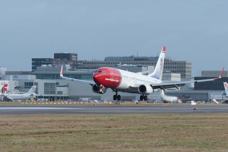 737-800 lands at Gatwick